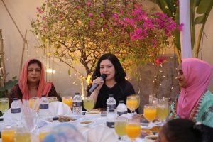 সুবিধা বঞ্চিত শিশুদের সাথে ডাক্তার জোবাইদা রহমান