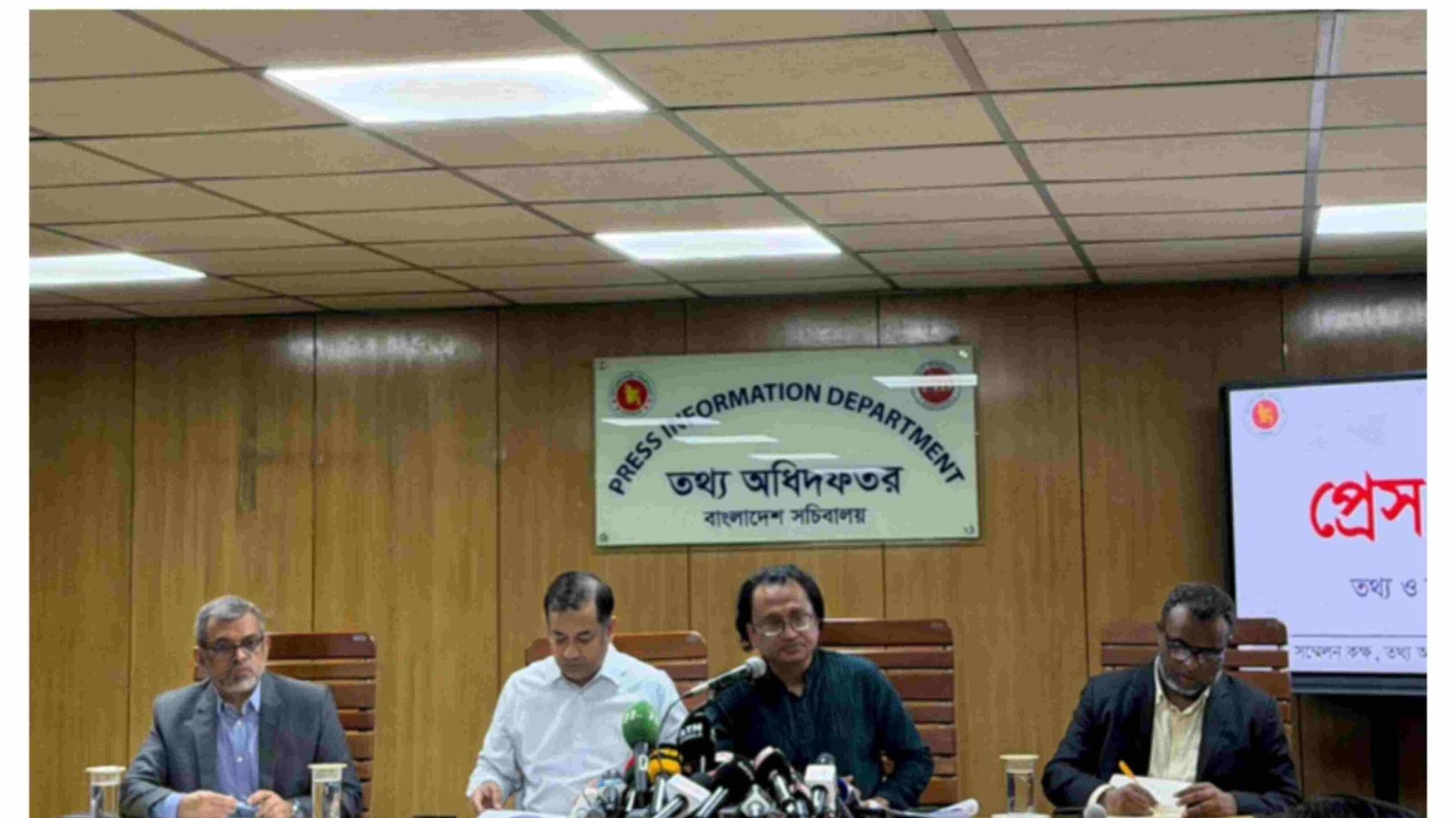 জ্বালানি তেলে বড় সংকট নেই, ‘প্যানিক বায়িংয়ে’ কৃত্রিম চাপ: তথ্য উপদেষ্টা