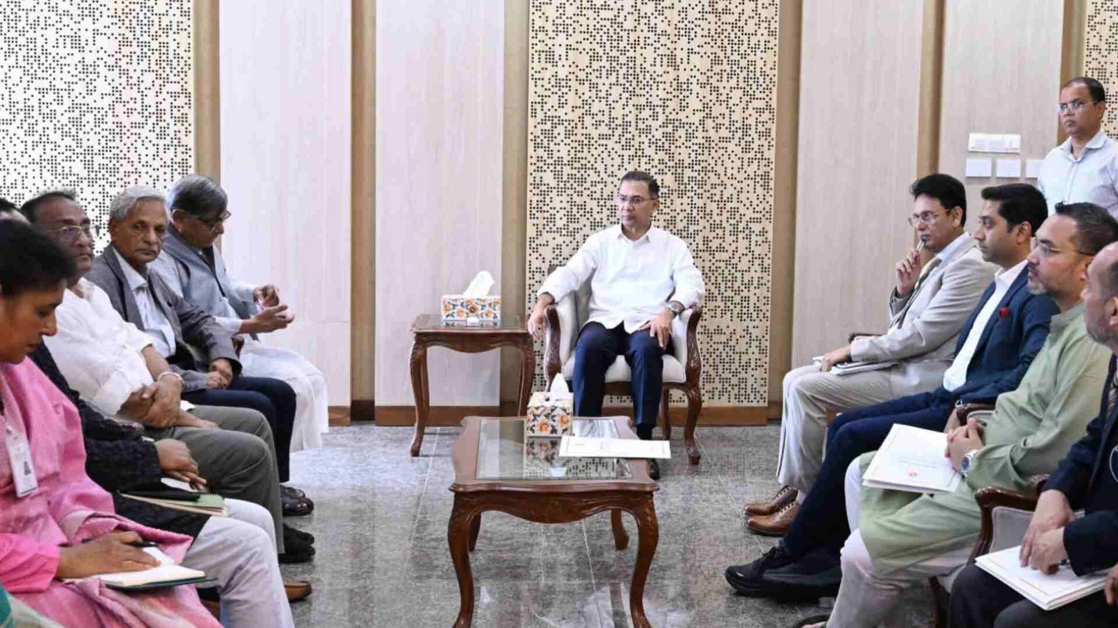 প্রধানমন্ত্রীর সঙ্গে বিশ্বসাহিত্য কেন্দ্রের বৈঠক, বই পড়ার অভ্যাস গড়ে তোলায় যৌথ উদ্যোগ