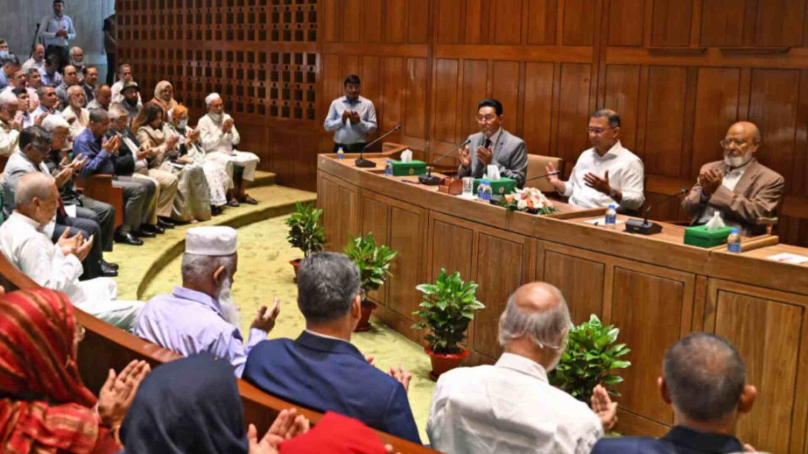 প্রধানমন্ত্রীর সভাপতিত্বে সরকারদলীয় এমপিদের সভা অনুষ্ঠিত