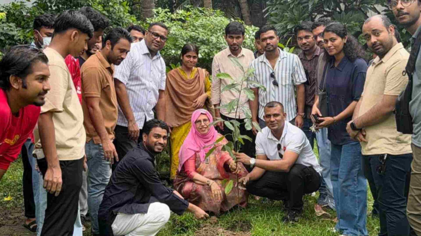 বিএনপির প্রতিষ্ঠাবার্ষিকীতে ঢাবিতে পরিচ্ছন্নতা অভিযান, বৃক্ষরোপণ ও ডেঙ্গু সচেতনতা